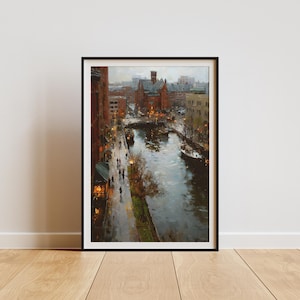 Könnte beinhalten: Gerahmter Kunstdruck einer Stadtszene mit Kanal. Das Gemälde zeigt Gebäude mit roten Backsteinfassaden, einen Wasserweg mit Booten und Figuren, die am Kanal entlanggehen. Das Kunstwerk befindet sich in einem schwarzen Rahmen und wird vor einer weißen Wand ausgestellt.