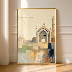 Pode incluir: Uma impressão de arte de parede vertical apresentando uma ilustração arquitetônica abstrata de Lucknow, Índia. A obra exibe um portal arqueado proeminente e um minarete alto em tons suaves de bege, laranja e verde com o texto LUCKNOW impresso.