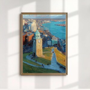 Può includere: Dipinto incorniciato raffigurante un paesaggio urbano con una torre dell'orologio. La torre in pietra ha una sommità con tetto verde e un quadrante. Un porto blu e degli edifici sono sullo sfondo. Le persone camminano su un sentiero in primo piano.
