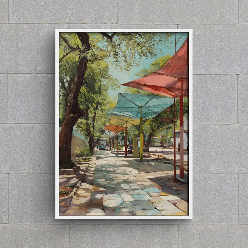 Puede incluir: Pintura enmarcada que representa una escena callejera soleada con estructuras coloridas en forma de sombrilla que dan sombra. La obra presenta una acera de piedra, &aacute;rboles verdes exuberantes y un estilo suave e impresionista, evocando tranquilidad.