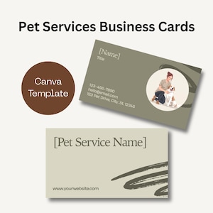 Puede incluir: Tarjetas de visita de servicios para mascotas con una plantilla de Canva. El diseño presenta a una mujer con un perro, información de contacto y un espacio para el nombre y el sitio web del servicio para mascotas. Las tarjetas son en tonos verdes y beige.