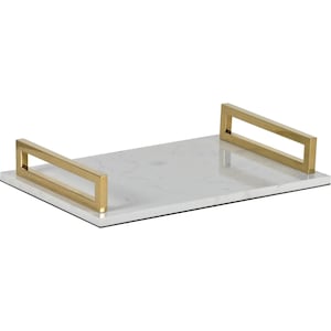 Peut inclure: Plateau de service rectangulaire avec une surface blanche effet marbre et des poignées rectangulaires dorées. Le plateau a un dessous noir et est conçu pour servir des aliments ou exposer des objets décoratifs. Les poignées sont sur les côtés courts.