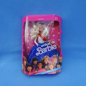 Barbie HAPPY HOLIDAYS 1997 Joyeux Noel Mattel 17832 Poupée brune boite  abimée