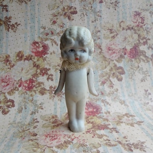 Antique Roaring 1920&#39;s Bisque Doll * Wire Jointed Arms * Very Wavy Molded Hair * 3-1/4&quot; Miniature Doll House Doll * Made in Japan