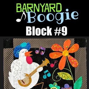 Può includere: Un blocco di trapunta con una gallina bianca che suona il banjo, circondata da quattro pulcini gialli, un fiore e note musicali. Il blocco è intitolato "Barnyard Boogie Block #9".