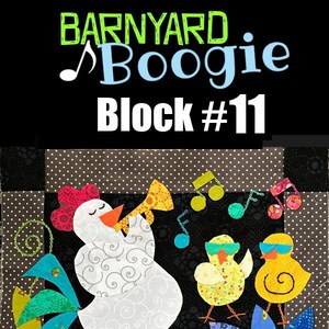 Könnte beinhalten: Ein Quiltblock mit einem weißen Huhn, das Trompete spielt, mit drei gelben Küken und einer blauen Blume. Der Block trägt den Titel "Barnyard Boogie Block #11" und die Website "SuzysSitcom.com" ist unten angezeigt.
