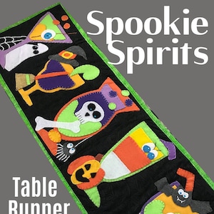 Könnte beinhalten: Ein Filz-Tischläufer-Muster mit schwarzem Hintergrund und fünf bunten Halloween-Cocktails. Die Cocktails sind mit Filzspinnen, Candy Corn und Augen verziert. Der Text "Spookie Spirits Table Runner Pattern" ist auf dem Bild zu sehen. Die Website-Adresse "Suzyssitcom.com" ist unten auf dem Bild zu sehen.