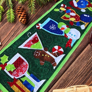 ホリデースピリット テーブルランナー キルトパターン、クリスマスアップリケ（PDF パターン）