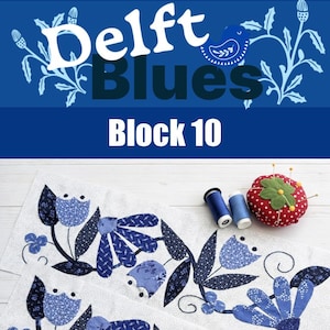 Könnte beinhalten: Weißer Stoff mit blauen Blumenapplikationen, blaue Garnrollen und ein rotes Nadelkissen mit Nadeln. Der Text "Delft Blues Block 10" ist in Weiß und Blau.
