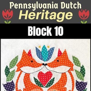 Op de afbeelding: Een stoffen quiltblok met twee oranje vossen met witte stippen die naar elkaar toe kijken, een centraal rood hart met witte stippen en omringende blauwe, groene en paarse bloemenelementen op een witte achtergrond met de tekst Pennsylvania Dutch Heritage Block 10.