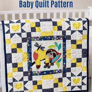 Puede incluir: Un edredón para bebé hecho a mano con un diseño de patchwork. El edredón presenta un panel central con una ilustración de un perezoso durmiente, rodeado de cuadrados, estrellas y formas de corazón en amarillo, azul y blanco. El texto "Sleepy Sloth Baby Quilt Pattern" está en la parte superior.