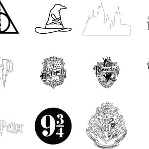 Könnte beinhalten: Schwarz-Weiß-Illustrationen verschiedener Harry-Potter-Symbole. Dazu gehören das Symbol der Heiligtümer des Todes, der Sprechende Hut, die Silhouette von Schloss Hogwarts und die Hauswappen von Gryffindor, Hufflepuff, Ravenclaw und Slytherin. Außerdem das HP-Blitzlogo, die Worte "Harry Potter" und das 9 3/4-Zeichen.