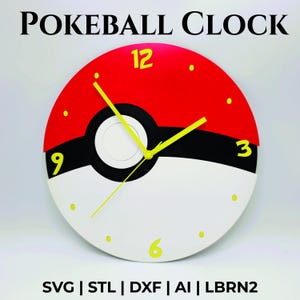 Può includere: Un orologio da parete rotondo con la parte superiore rossa, la parte inferiore bianca e una striscia nera, che ricorda una Pokeball. L'orologio ha lancette e numeri gialli alle 12, 3, 6 e 9. Il testo "POKEBALL CLOCK" è in alto.