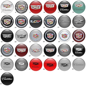 Può includere: Una collezione di 37 modelli di emblemi Cadillac, ciascuno circolare con una diversa combinazione di colori e dettagli. Gli emblemi presentano lo stemma Cadillac, con variazioni in nero, rosso, argento e motivi in fibra di carbonio. Alcuni includono il nome Cadillac.