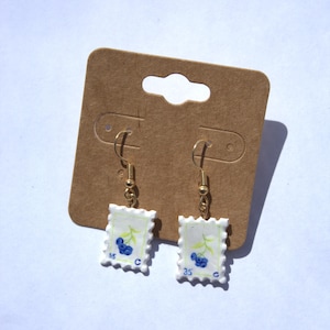 Pendientes de arcilla horneada con forma de sello de frutas