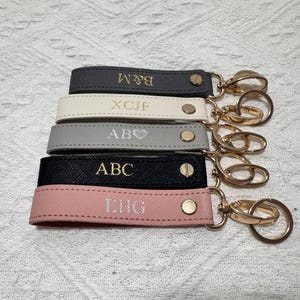 Llavero de pulsera personalizado, llavero con correa monogramada, regalo con iniciales, llavero de coche con lazo, regalo personalizado, regalo para dama de honor, regalo para mejor amiga