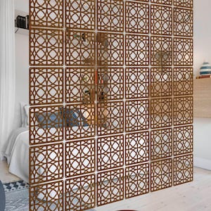 Op de afbeelding: Een bruine, geometrische kamerscherm bestaande uit vierkante panelen met een ingewikkeld, cirkelvormig patroon. De scheidingswand creëert een gedeeltelijke muur en scheidt een slaapgedeelte met een bed en kussens van de rest van de kamer. Het ontwerp voegt een decoratief element toe.