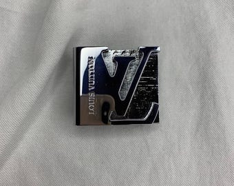 Louis Vuitton Silver Belt Buckle LV Metal Logo Stylish  display picture 2