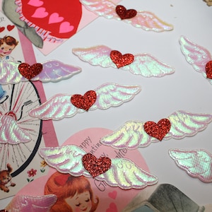 5er Set Flügel und Herzen für Scrapbooking, irisierende weiße Flügel mit roten Herzen