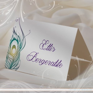 Marque-places plume de paon, cartes de visite personnalisées, tente de table moderne paon, design d'événement vert et violet, modèles de noms de table de mariage