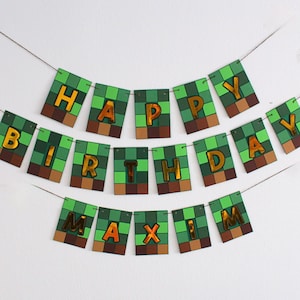 Pixel Party Girlande „Happy Birthday“ – personalisierbar, Block-Design in Grün & Braun – inkl. Band –  Deko Kindergeburtstag Mottoparty