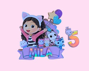 Adorno para tarta de casa de muñecas de gato personalizado | Adorno para tarta de cumpleaños infantil con nombre y número | Inspirado en la casa de muñecas de Gabby