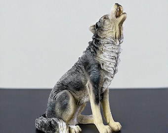 大理石の台座に置かれたブロンズ製の遠吠えする狼の彫刻 - ホーム