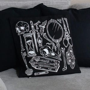 Può includere: Un cartello in legno rustico con la scritta "Welcome to our home" in lettere bianche. Il cartello presenta una finitura invecchiata e un design semplice e invitante, perfetto per l'arredamento della porta d'ingresso.