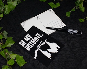 Gothic Postkarte Be My Batmate - Grußkarte für Fledermäuse und Vampire Lovers, Dark Academia Art Print, Dunkel Romantische Valentins - Karte