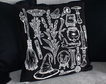 Hexen Kissenbezug Schwarz – Gothic Witchy Home Decor, Dark Academia Kissen 40x40 50x50, Okkulte Deko mit Ritual & Kräuter Motiven