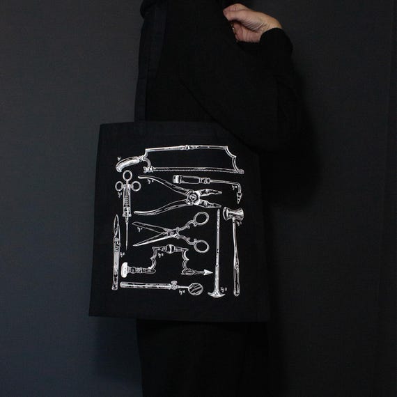Gothic Stoffbeutel mit viktorianischen Werkzeugen - Dark Academia Tote Bag schwarz weiß, Baumwolle, Goth Shopper Bag