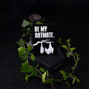 Cartolina gotica "BE MY BATEMATE" - biglietto d'auguri con pipistrello per fan dei vampiri, amanti dei pipistrelli, dark romance, Halloween, auguri alternativi