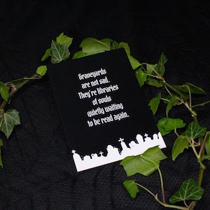 Carte postale gothique avec citation - « Les cimetières ne sont pas tristes » - poésie sombre - style Dark Academia - Impression d'art gothique - Halloween - Décoration gothique