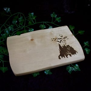 Servierbrett, Holzbrett mit Lasergravur, Gothic Geschenk - düsteres Küchendeko Unikat - Halloween bat lovers, Hexenküche Schneidebrett