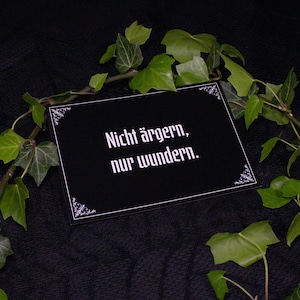 Cartolina "Non arrabbiarti, meravigliati e basta." | Cartolina in bianco e nero | Cartolina gotica | Estetica dark | Biglietto con frase | Decorazione gotica