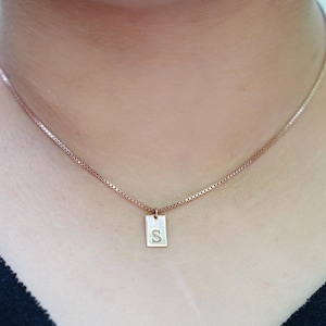 Collar con letra minimalista personalizado - Colgante de cadena con cubo grabado - Joyería con inicial personalizada - Regalo delicado para ella - Dama de honor, mamá, novia