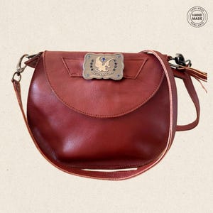 Kleine Umhängetasche aus echtem Leder in Burgunderrot – Western-Mädchen-Muster – Einzigartige Handtasche im Cowgirl-Stil – Country & Boho-Geschenk