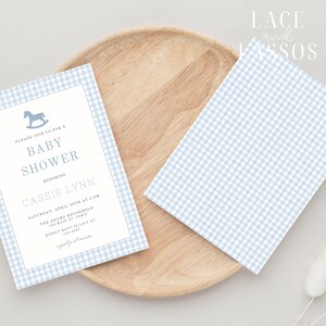 Puede incluir: Invitaci&oacute;n a un baby shower con un borde de cuadros vichy azul claro y un gr&aacute;fico de caballito balanc&iacute;n. La invitaci&oacute;n incluye el texto "Baby Shower" y los detalles de la fiesta de Cassie Lynn. Tambi&eacute;n hay una servilleta a juego con cuadros vichy.