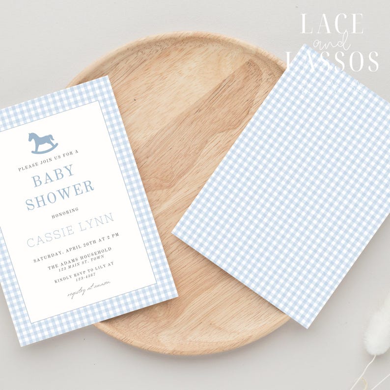 Puede incluir: Invitaci&oacute;n a un baby shower con un borde de cuadros vichy azul claro y un gr&aacute;fico de caballito balanc&iacute;n. La invitaci&oacute;n incluye el texto "Baby Shower" y los detalles de la fiesta de Cassie Lynn. Tambi&eacute;n hay una servilleta a juego con cuadros vichy.