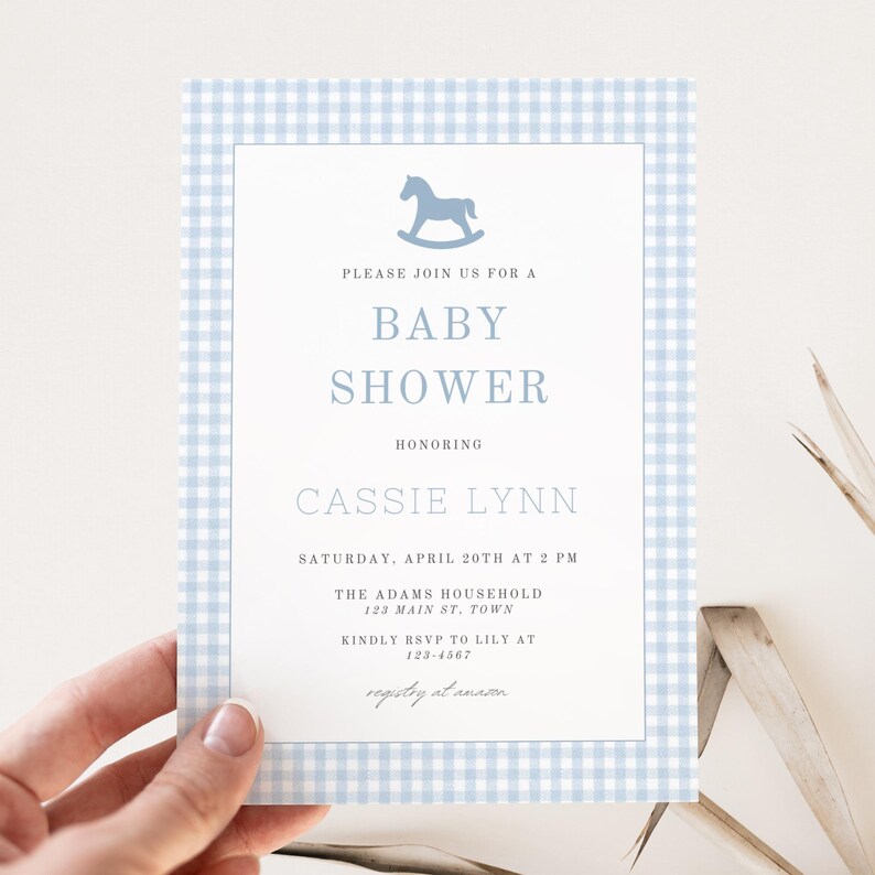 Puede incluir: Invitaci&oacute;n a baby shower con un gr&aacute;fico de caballito balanc&iacute;n azul claro. La invitaci&oacute;n tiene un borde de cuadros vichy azul claro e incluye el texto "PLEASE JOIN US FOR A BABY SHOWER HONORING CASSIE LYNN".