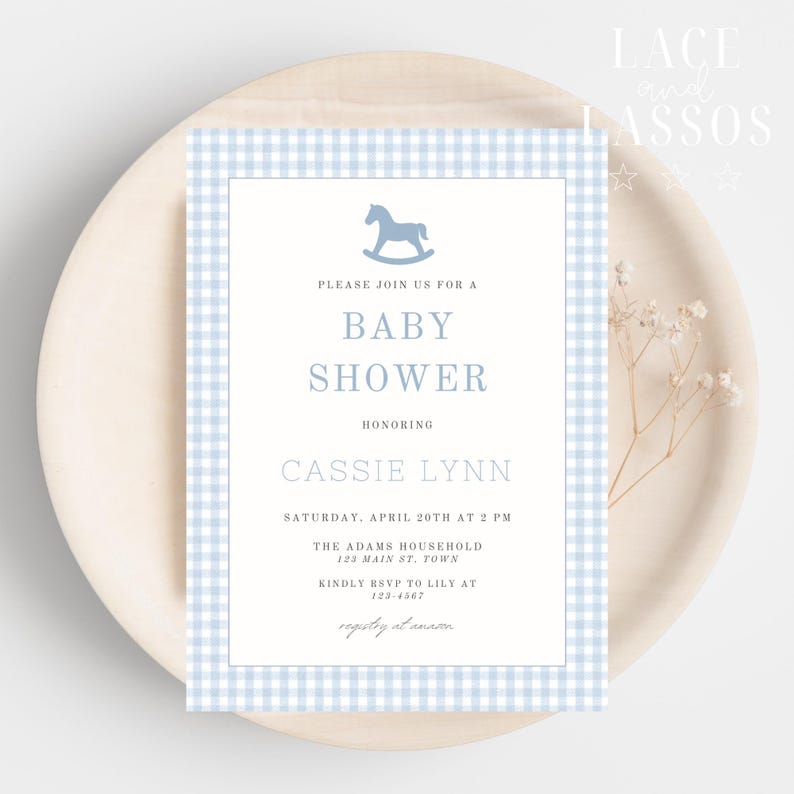 Puede incluir: Una invitaci&oacute;n a un baby shower con un borde de cuadros vichy azul claro y un gr&aacute;fico de caballito balanc&iacute;n. El texto de la invitaci&oacute;n dice "Baby Shower" e incluye detalles para la fiesta de Cassie Lynn.