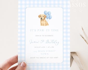 Puede incluir: Invitación a cuadros vichy azul claro y blanco con una ilustración de un golden retriever con globos azules. El texto dice "It's Paw-ty Time" y anuncia un 5º cumpleaños.