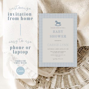 Puede incluir: Una invitaci&oacute;n para baby shower con un borde de cuadros vichy azul claro y un gr&aacute;fico de caballito balanc&iacute;n. La invitaci&oacute;n incluye detalles para el baby shower de Cassie Lynn. El texto incluye "personaliza la invitaci&oacute;n" y "edita gratis con Canva".