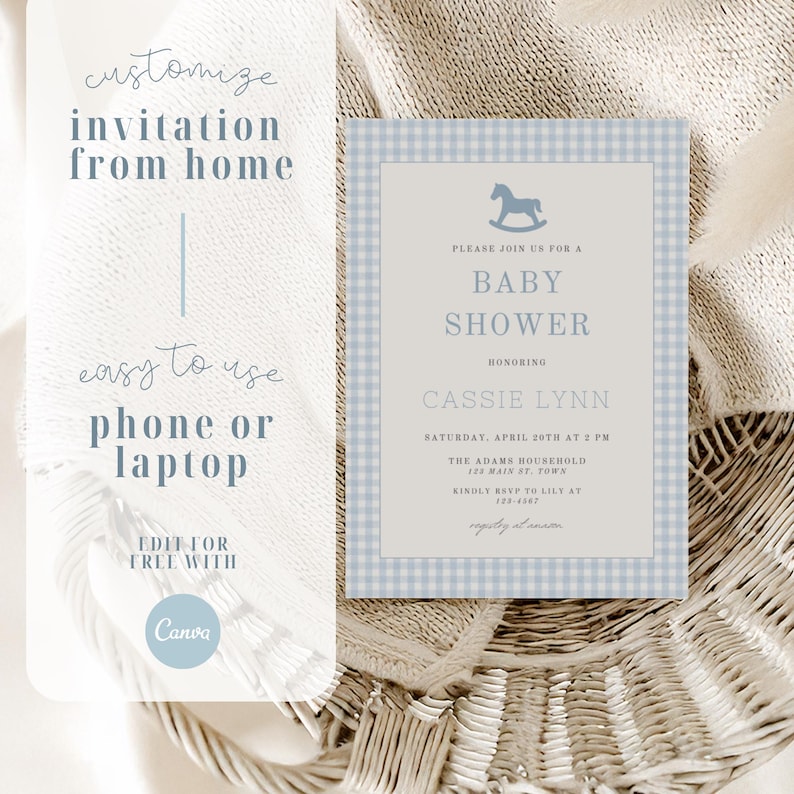 Puede incluir: Una invitaci&oacute;n para baby shower con un borde de cuadros vichy azul claro y un gr&aacute;fico de caballito balanc&iacute;n. La invitaci&oacute;n incluye detalles para el baby shower de Cassie Lynn. El texto incluye "personaliza la invitaci&oacute;n" y "edita gratis con Canva".