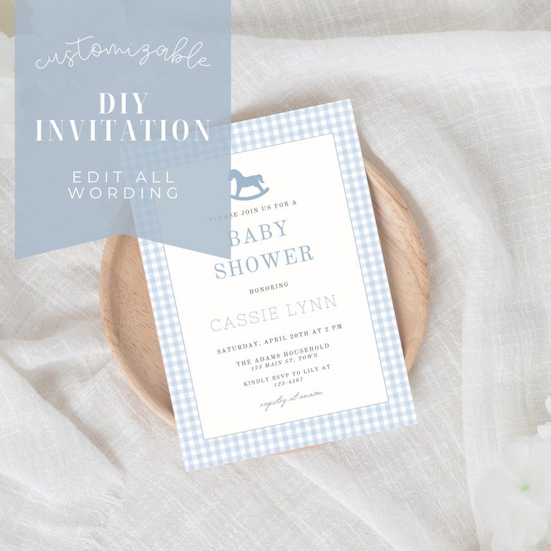 Puede incluir: Una invitaci&oacute;n para baby shower con un borde de cuadros vichy azul claro y un dise&ntilde;o de caballito balanc&iacute;n. La invitaci&oacute;n incluye el texto "Baby Shower" y los detalles de la fiesta de Cassie Lynn. Tambi&eacute;n est&aacute; presente el texto "Personalizable DIY Invitaci&oacute;n".