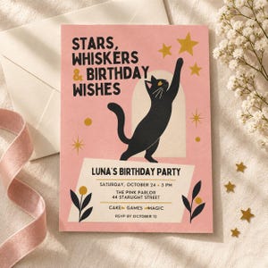 Puede incluir: Una invitación de cumpleaños rectangular rosa con un gato negro alcanzando estrellas doradas. El texto dice: STARS, WHISKERS & BIRTHDAY WISHES, LUNA'S BIRTHDAY PARTY, SATURDAY, OCTOBER 24, 5 PM, THE PINK PARLOR, 44 STARLIGHT STREET, CAKE, GAMES, MAGIC, RSVP BY OCTOBER 12.