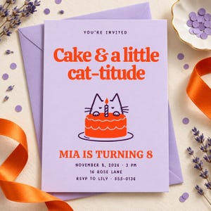 Puede incluir: Una tarjeta de invitación de cumpleaños de color violeta claro con el texto "YOU'RE INVITED", "Cake & a little cat-titude", "MIA IS TURNING 8", "NOVEMBER 8, 2026 3 PM", "16 ROSE LANE" y "RSVP TO LILY 555-0136" y un gráfico de un gato tras un pastel.