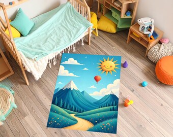 Puede incluir: Una colorida alfombra infantil con un paisaje de montaña con un camino, árboles y un sol sonriente. La alfombra tiene un fondo de cielo azul con nubes blancas y un globo aerostático. La alfombra es rectangular y está colocada sobre un suelo de madera.