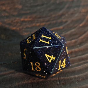 Blauwe zandsteen edelsteen DND dobbelstenen set | Glinsterende gouden sterren in nachtblauw afbeelding 3