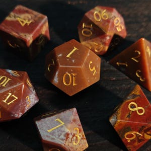 Juego de dados de ágata oceánica roja con encaje / Dados de piedras preciosas con patrón de olas de mares volcánicos y puesta de sol